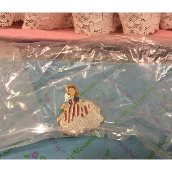 Madame Alexander MADC 1991 Club Doll- Miss Liberty with box And Pin - Picture 3 of 12